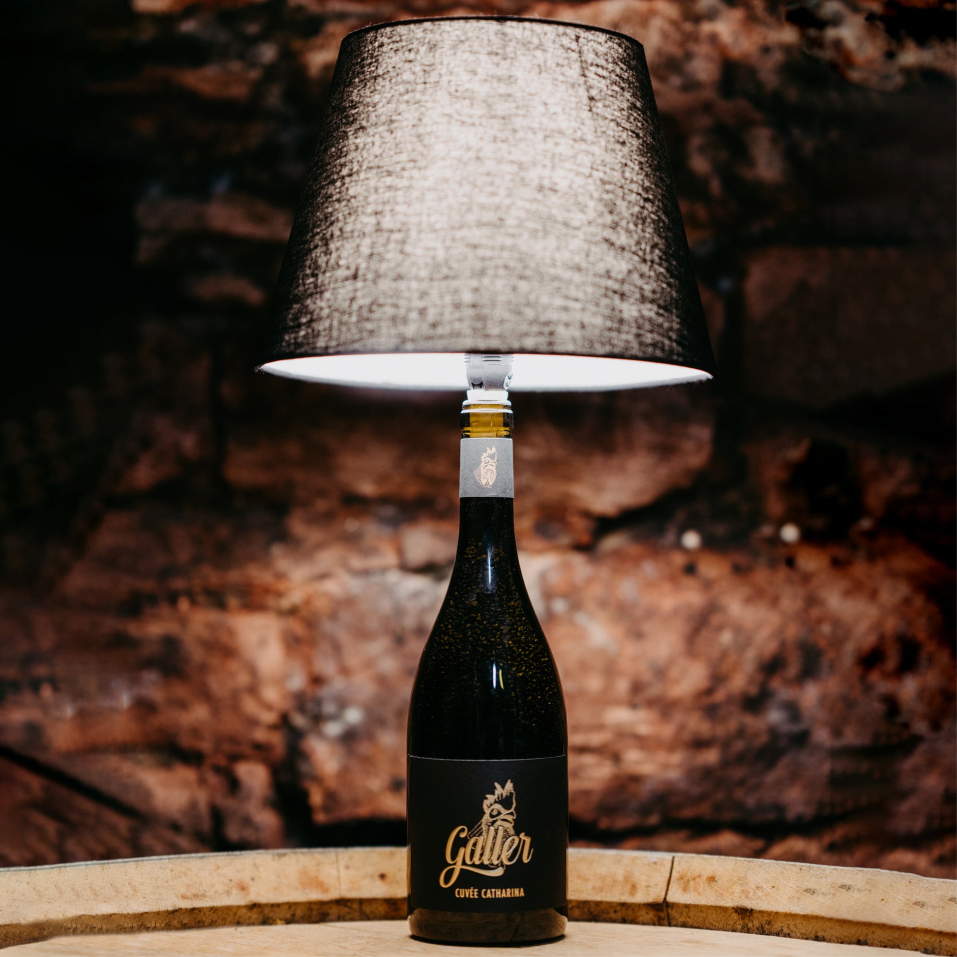 Stylische Tischlampe aus einer Weinflasche vom Bio-Weingut Galler